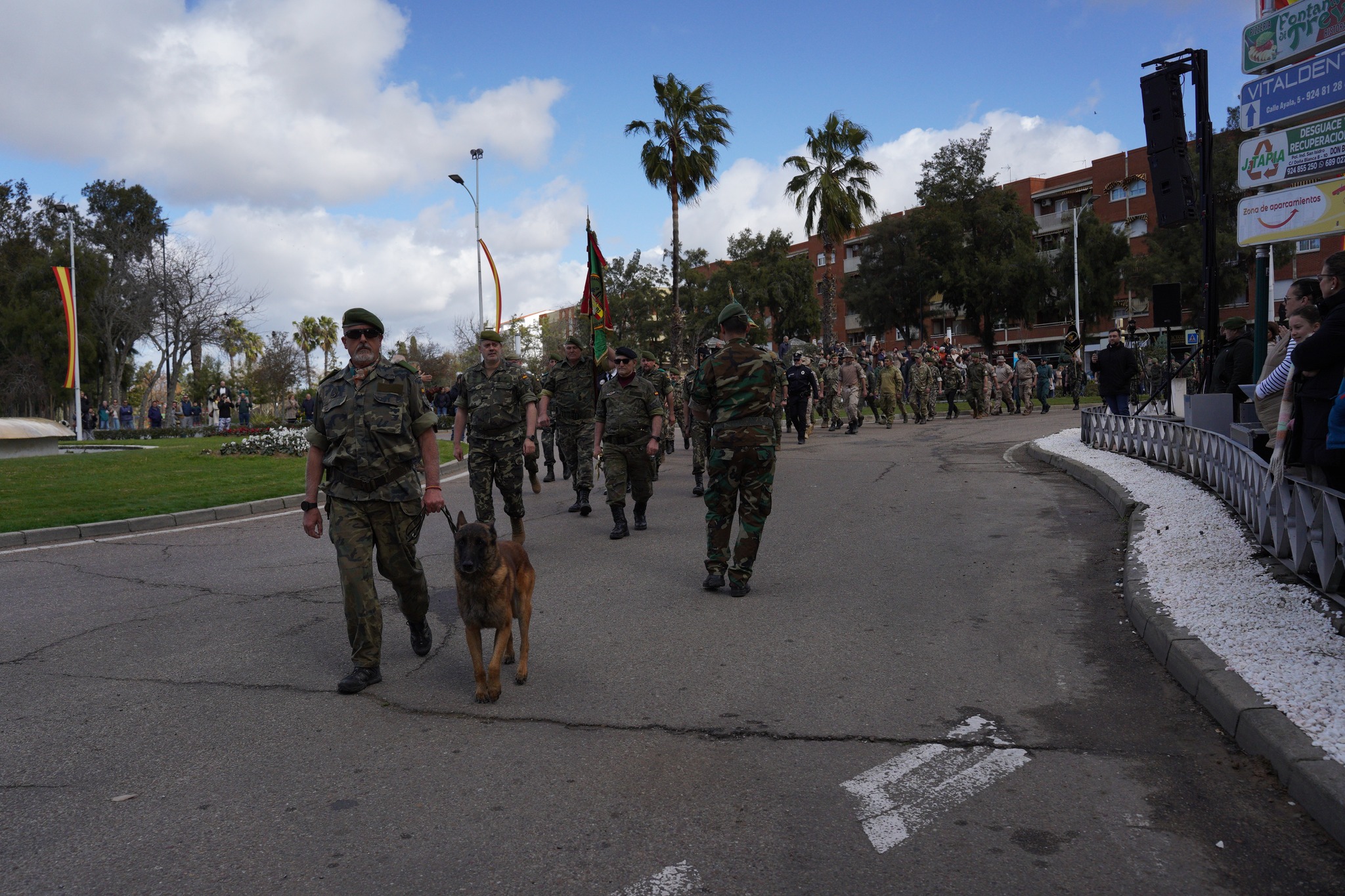 militares y perro desfilando